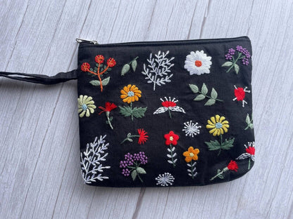 Daisy Embroidered Pouch