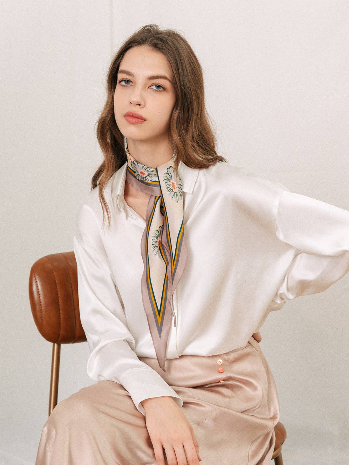 Daisy Silk Diamond Neckerchief: Agate Grey