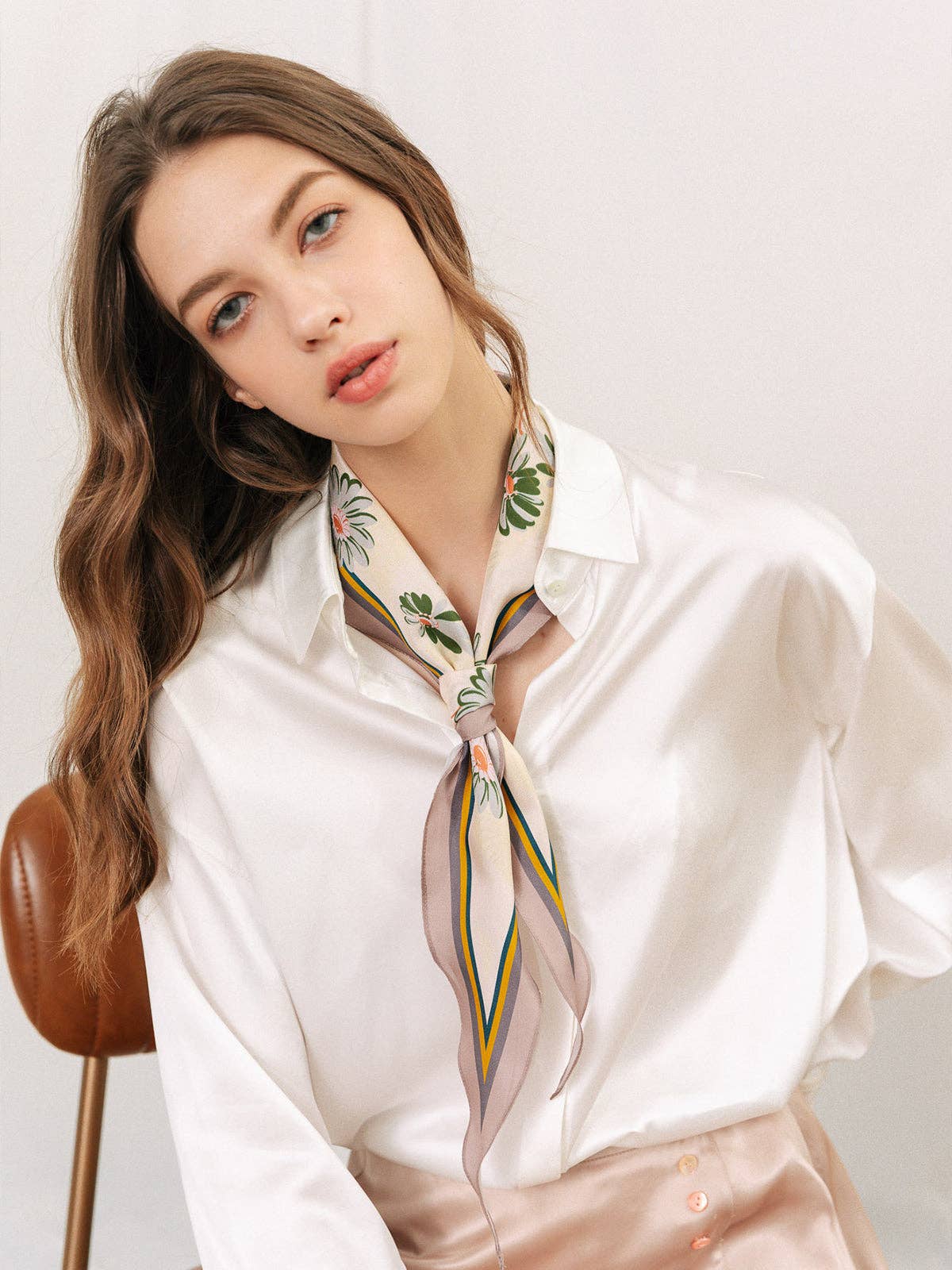 Daisy Silk Diamond Neckerchief: Agate Grey